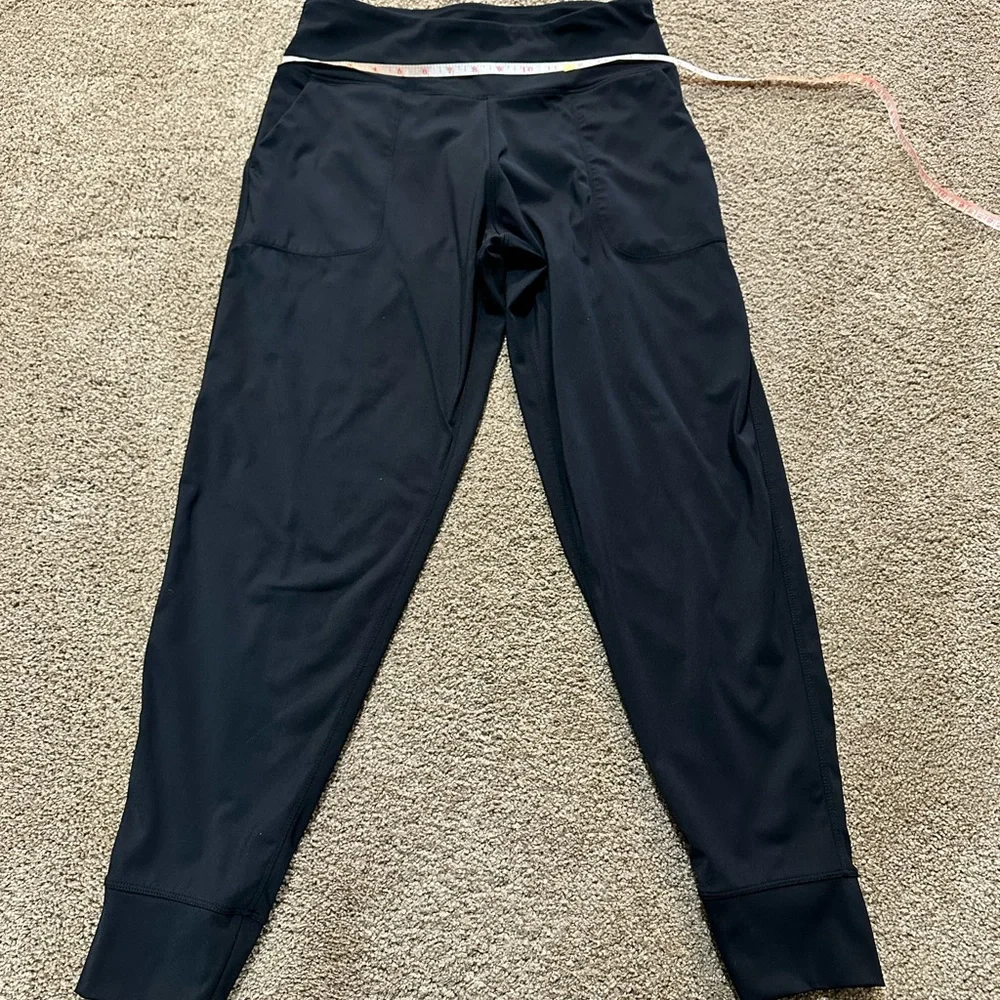 Black yoga leggings cuffed with pockets size large